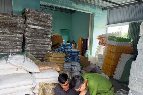 Đột kích cơ sở sản xuất phân bón không phép ở Khánh Hòa