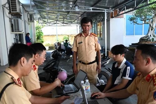 'Biểu diễn trên xe' đăng Facebook, nam sinh viên bị tịch thu phương tiện