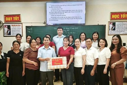 Mở cánh cửa tri thức cho đồng bào dân tộc Mông