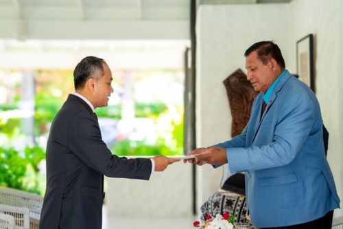 Đại sứ Phan Minh Giang trình Thư ủy nhiệm lên Đại diện Nhà vua Anh Charles III tại Quần đảo Cook
