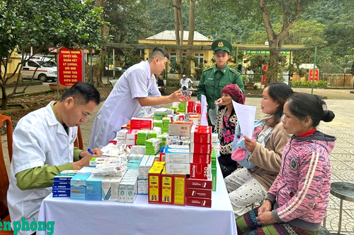 Khám bệnh, cấp phát thuốc miễn phí, trao tặng quà cho người dân khu vực biên giới
