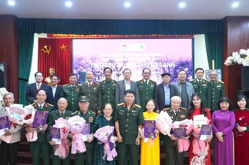 Trao thưởng Cuộc vận động Viết và Sưu tầm kỷ vật 'Tình yêu trong chiến tranh'