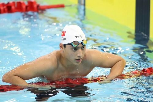 Nguyễn Quốc nói gì sau khi vượt qua đàn anh Nguyễn Huy Hoàng trên đường bơi 400m tự do?