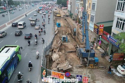 Dựng hàng rào thi công hầm chui Cổ Linh, giao thông có dấu hiệu ùn tắc