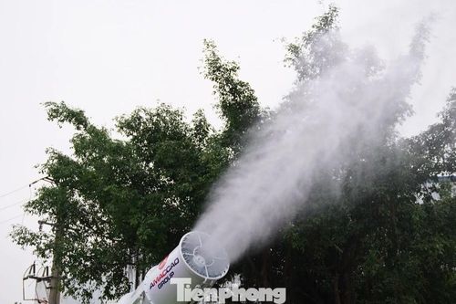 Hà Nội có thêm các xe 'pháo xa sương mù' dập bụi mịn