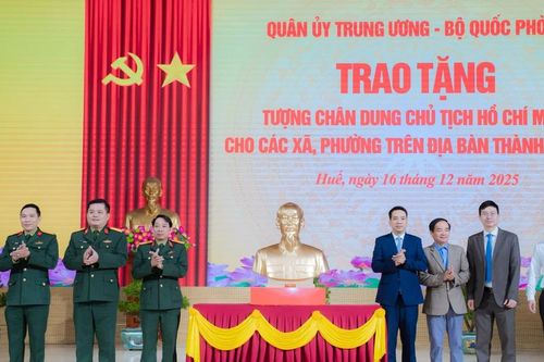Trao tặng tượng chân dung Chủ tịch Hồ Chí Minh cho 40 phường, xã tại Huế