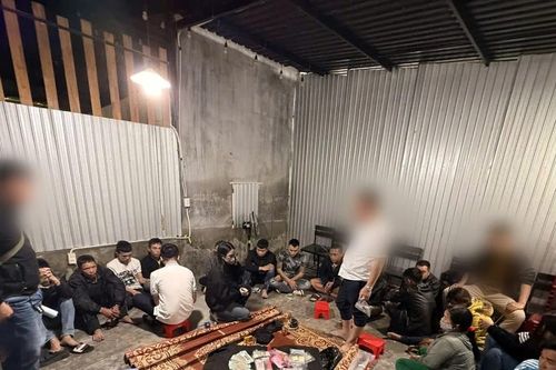 Bắt quả tang 18 đối tượng nam nữ 'sát phạt' tại quán cà phê ở Huế
