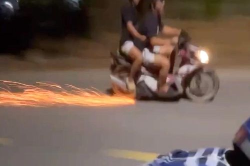 Nhóm 'quái xế' nẹt pô, cà chân chống xuống đường... đăng video lên mạng để giải trí