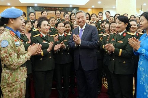 Tổng Bí thư đặc biệt đánh giá cao các nghiên cứu về vũ khí, khí tài của phụ nữ Quân đội