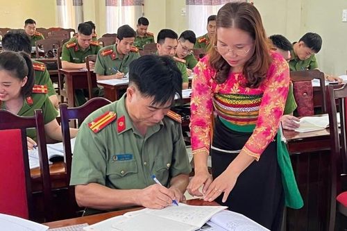 Lớp học tiếng Thái giúp công an xã gắn kết hơn với đồng bào dân tộc