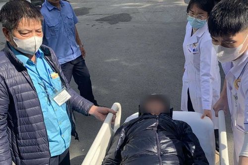 Nhân viên xe buýt Hà Nội kịp thời đưa hành khách bị ngất đi cấp cứu