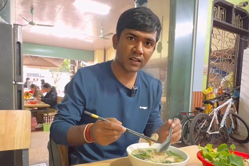 Khách nước ngoài thử đặc sản Hưng Yên ở Bắc Ninh, liên tục khen ngon