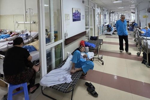 Bệnh viện Ung bướu Đà Nẵng quá tải, bệnh nhân nằm giường xếp cả ngoài hành lang