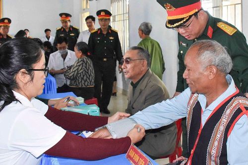 Binh đoàn 15 khám bệnh, cấp thuốc miễn phí cho nhân dân vùng biên giới Gia Lai