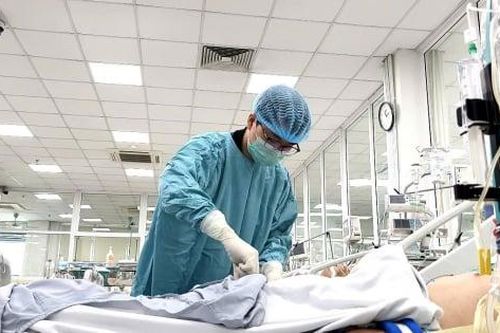 Nguy kịch vì viêm phổi, giảng viên Malaysia được cứu sống ngoạn mục