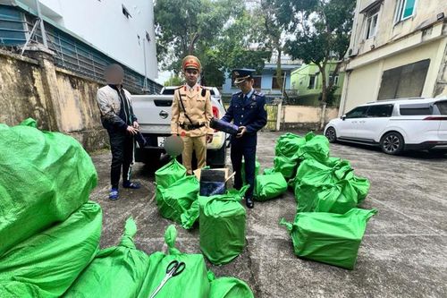 Liên tiếp chặn 2 xe chở 'khí cười' không giấy tờ