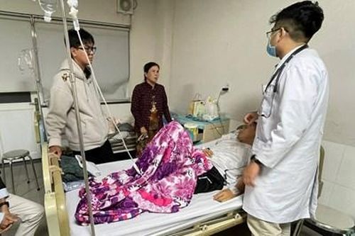 Yêu cầu điều tra vụ hơn 80 trường hợp có triệu chứng ngộ độc sau khi ăn bánh mì đường phố