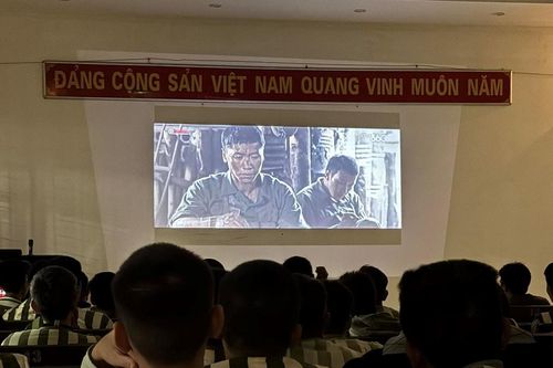 Nghệ An chiếu phim 'Mưa đỏ' để cảm hóa, giáo dục phạm nhân trong trại tạm giam