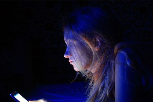 Ánh sáng xanh ban đêm: giảm hại cho mắt và giấc ngủ