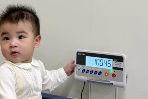 Con trai MC Mai Ngọc 7,5 tháng tuổi có chỉ số vượt chuẩn WHO