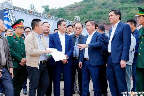 Thường trực Tỉnh ủy kiểm tra thực địa tình hình triển khai 2 dự án trọng điểm