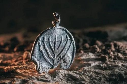 Phát hiện mặt dây chuyền chì 1.300 năm tuổi khắc biểu tượng menorah ở Jerusalem