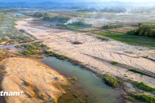 Cát phủ kín ruộng đồng ở Đà Nẵng, nông dân thẫn thờ bên sông Thu Bồn loang lổ
