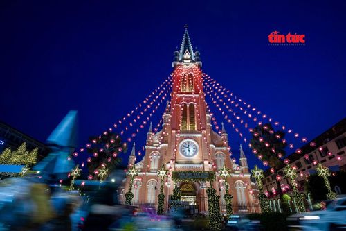 Ngắm 'nhà thờ hồng' Tân Định rực rỡ sắc màu mùa Giáng sinh