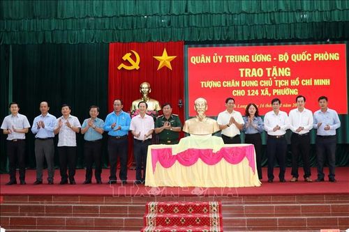 Trao tặng 124 tượng chân dung Chủ tịch Hồ Chí Minh