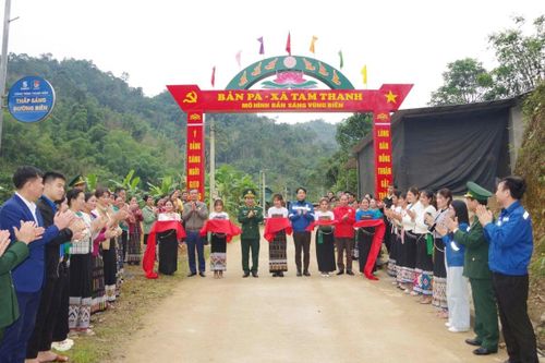 Bàn giao các hạng mục thuộc mô hình 'Bản sáng vùng biên' tại xã Tam Thanh