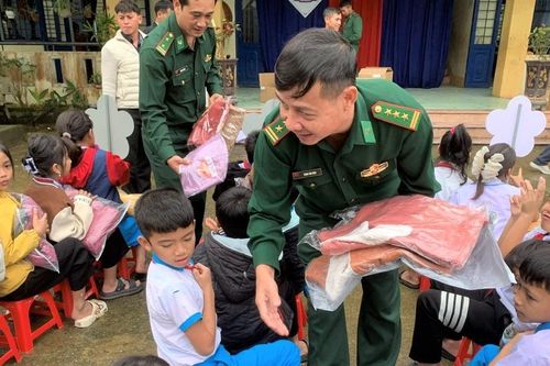 Trao nhiều suất quà hỗ trợ người dân khó khăn xã Đắc Pring