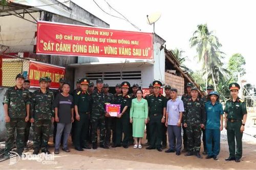 Bộ Chỉ huy Quân sự tỉnh Đồng Nai thăm, động viên bộ đội xây dựng nhà giúp dân