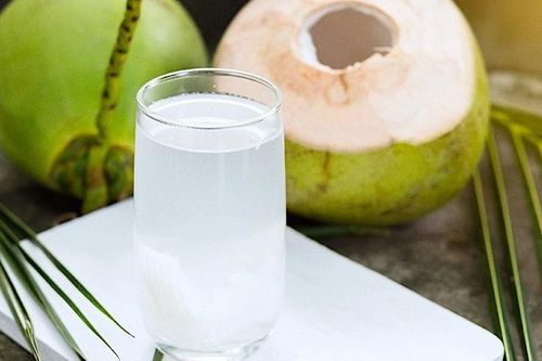Những ai nên cân nhắc khi uống nước dừa?
