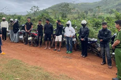 Công an xã Hra ngăn chặn tình trạng thanh thiếu niên điều khiển xe máy gây rối