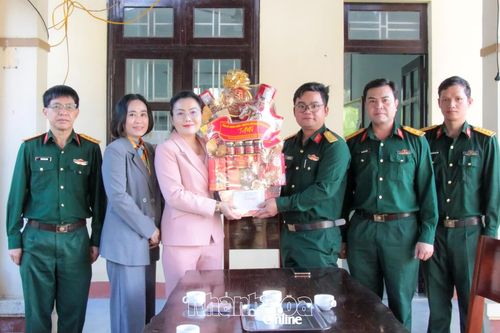 Phó Chủ tịch HĐND tỉnh Khánh Hòa Phạm Thị Xuân Trang thăm, chúc mừng các đơn vị quân đội