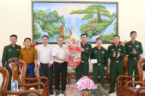 Phó Chủ tịch UBND tỉnh Khánh Hòa Trần Hòa Nam thăm, tặng quà các đơn vị quân đội và gia đình thương binh