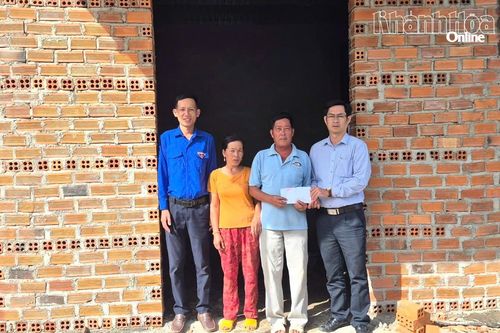 Ủy ban MTTQ Việt Nam xã Hòa Trí trao hỗ trợ 40 triệu đồng cho 2 hộ bị thiệt hại về nhà ở