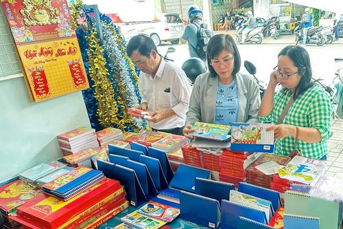 Thêm mùa lịch Tết trầm lắng