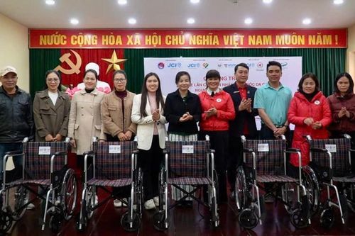 Trao tặng 42 xe lăn cho nạn nhân chất độc da cam và người khuyết tật