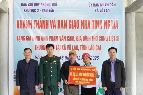 Ban Chỉ huy Phòng thủ khu vực 3 - Bảo Yên trao nhà tình nghĩa ở xã Võ Lao