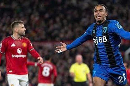 Quỷ đỏ rơi điểm trên Old Trafford