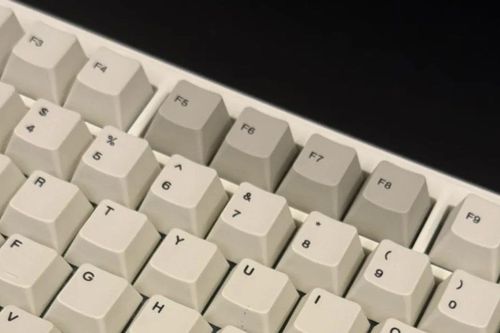 Đánh giá Epomaker RT82: Bàn phím cơ retro với màn hình độc đáo