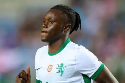 Tương lai Gittens tại Chelsea bị đe dọa bởi sao trẻ 44 triệu bảng