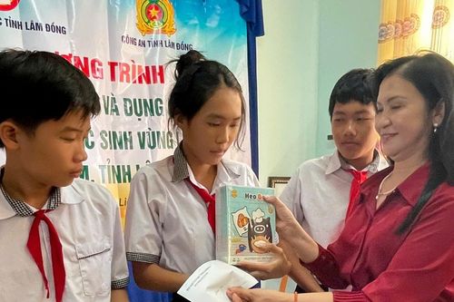Trao quà, học bổng hỗ trợ học sinh vùng lũ Hàm Liêm