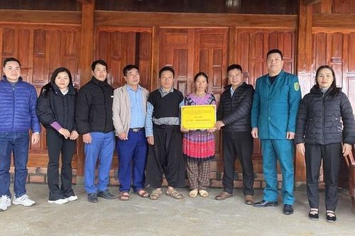 Trao tiền hỗ trợ gia đình bị ảnh hưởng do thiên tai