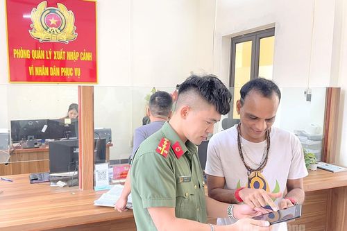 Giữ vững an ninh xuất, nhập cảnh