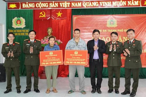 Hỗ trợ 300 triệu đồng xây nhà cho 2 hộ dân bị thiệt hại mưa lũ