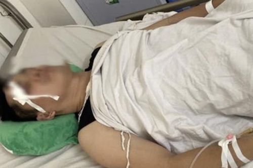 Va chạm khi dừng đón khách, lái xe buýt bị hành hung phải nhập viện