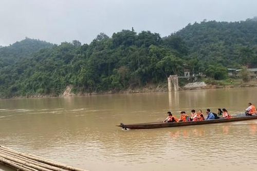 Đi đò tạm giữa dòng lũ: Nỗi lo an toàn của người dân vùng cao Nghệ An
