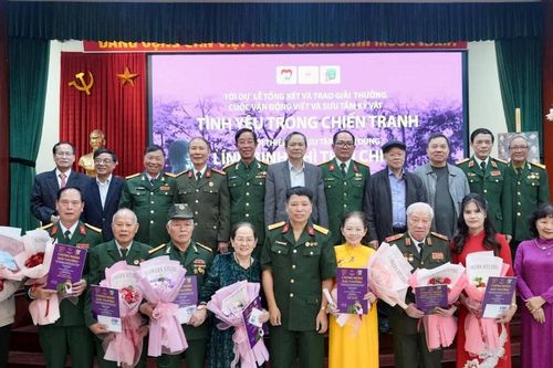 Trao giải thưởng Cuộc vận động viết và sưu tầm kỷ vật 'Tình yêu trong chiến tranh'